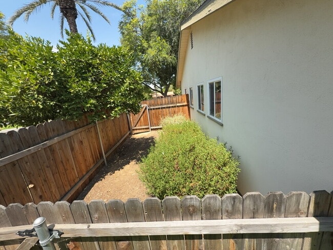 Building Photo - 3094 Flanders Rd