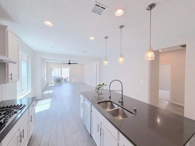 Building Photo - Modern 3 Bedroom Los Lunas Home with Refrigerated Air. Near I-25!