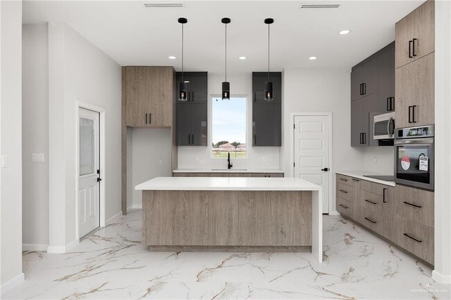 Building Photo - 17 Salamanca St