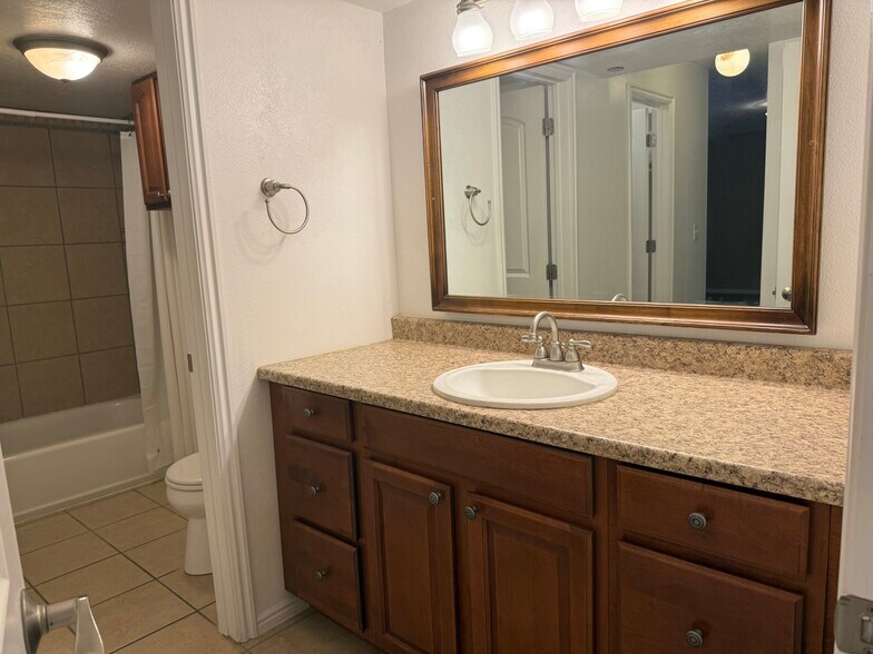 Building Photo - 1044 E 400 S