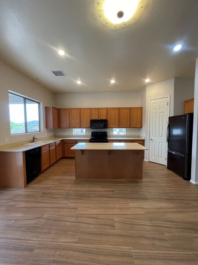 Building Photo - 5649 N Bentley Ct