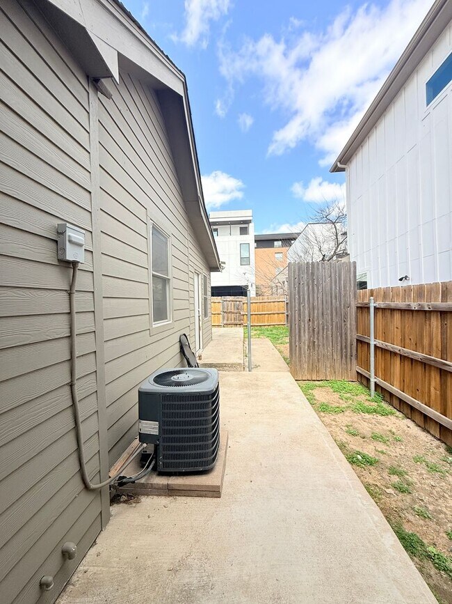 Building Photo - 941-941 Bayonne St