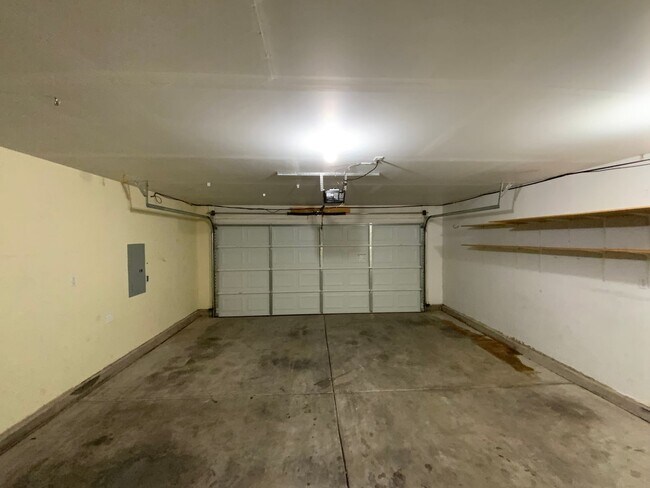 Building Photo - 4 Bedroom Home Available Near Golf Course ...