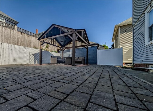 Building Photo - 364 Academy Ave