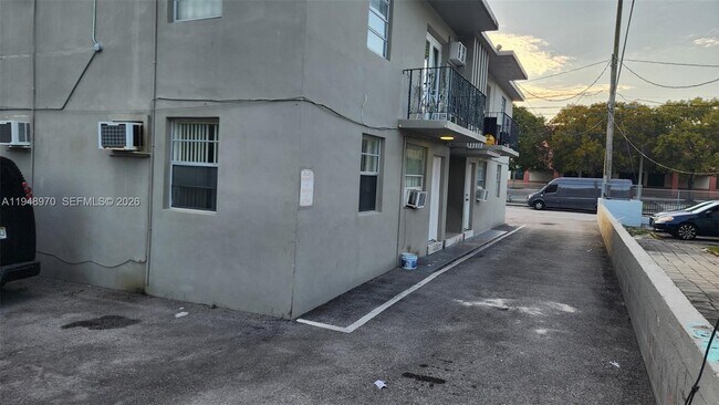 Building Photo - 329 SW 6th Ave