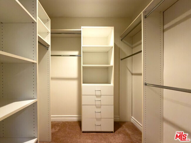 Building Photo - 11692 Darlington Ave