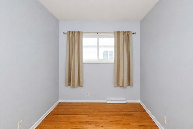 Building Photo - 4843 Elm St