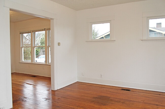 Building Photo - 4806 NE 29th Ave