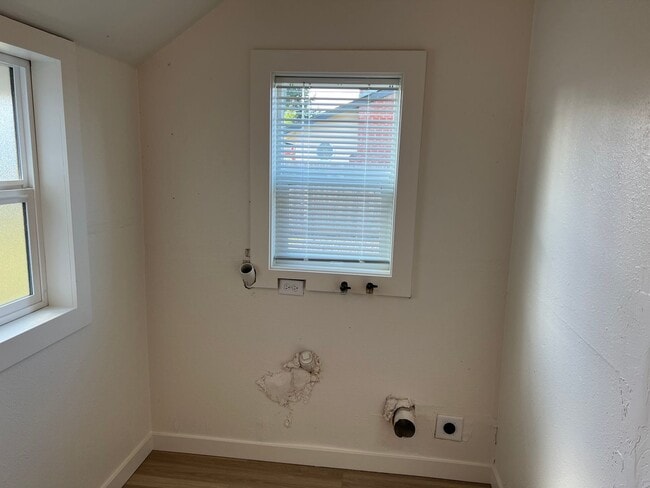 Building Photo - Updated 3 bedroom 1 bathroom house! MOVE I...