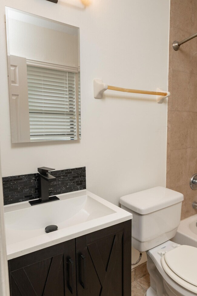 Building Photo - 1253 White Pine Dr
