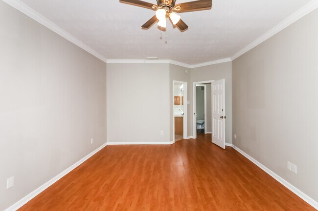Building Photo - 902 Rock Springs Dr