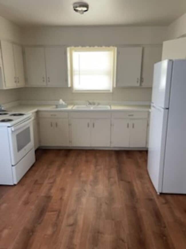 Building Photo - NICE HOME IN THE RIDGECREST AREA. PETS NEGOTIABLE WITH OWNERS APPROVALINS