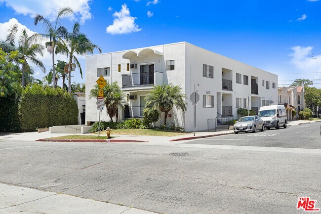 Building Photo - 8208 Romaine St