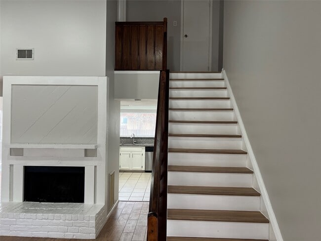 Building Photo - 65 Yewleaf Rd