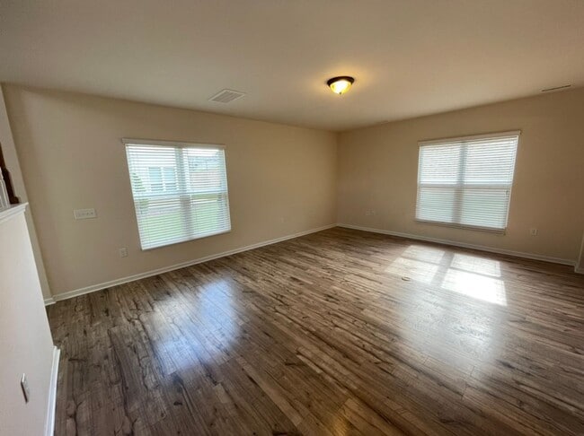 Building Photo - Like new 3 Bedroom townhouse with 2 car garage