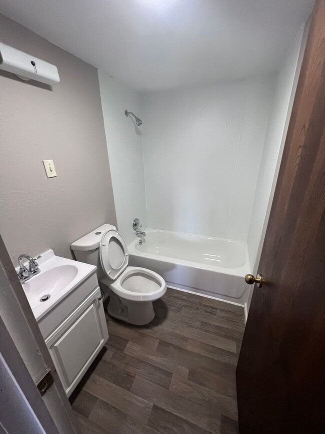 Building Photo - 2 bed 1 bath house with bonus room