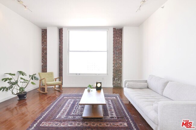 Building Photo - 257 S Spring St