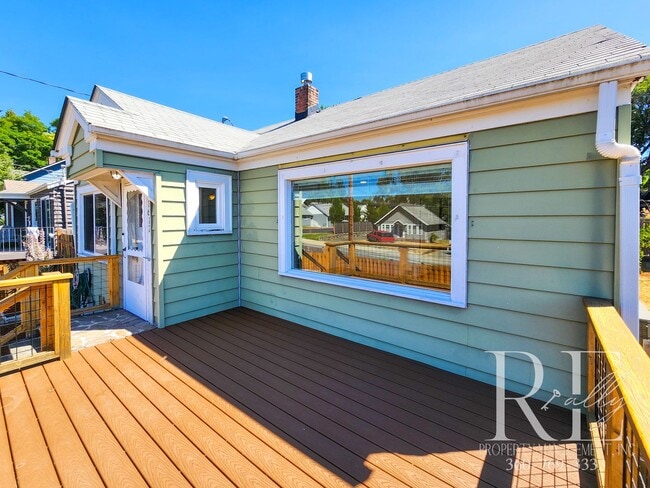 Building Photo - Classic Charmer with Water Views in the Heart of Manette