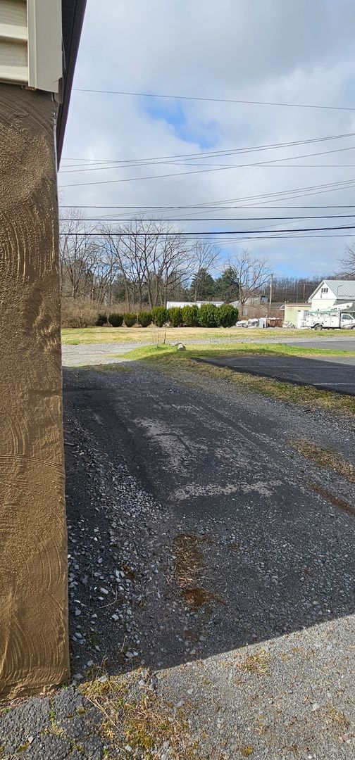 Building Photo - 2 Bedroom 1 Bath House $1,600 - Available May 2026!