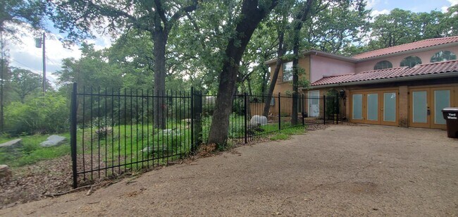 Building Photo - 1815 Greenwood Dr
