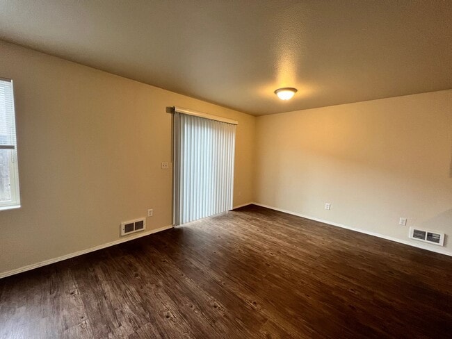Building Photo - 400 River Ave