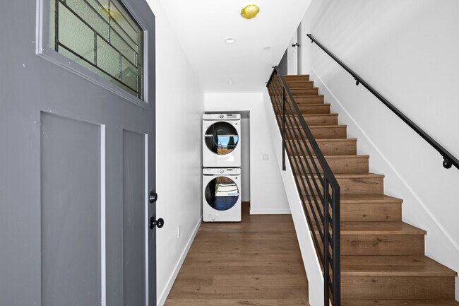 Building Photo - 6832 Hazeltine Ave