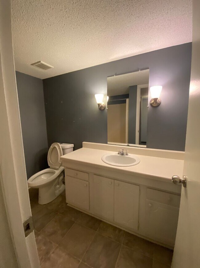 Building Photo - 611 Pine Ridge Pl