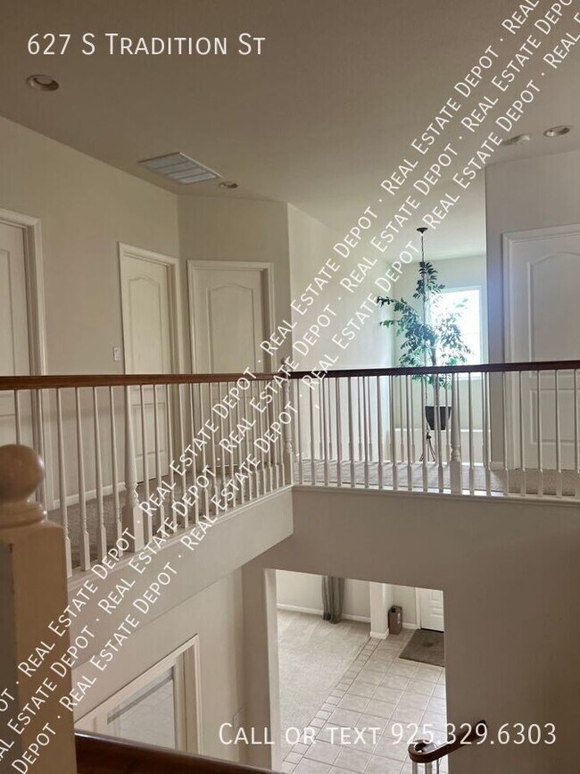 Building Photo - 627 Tradition St