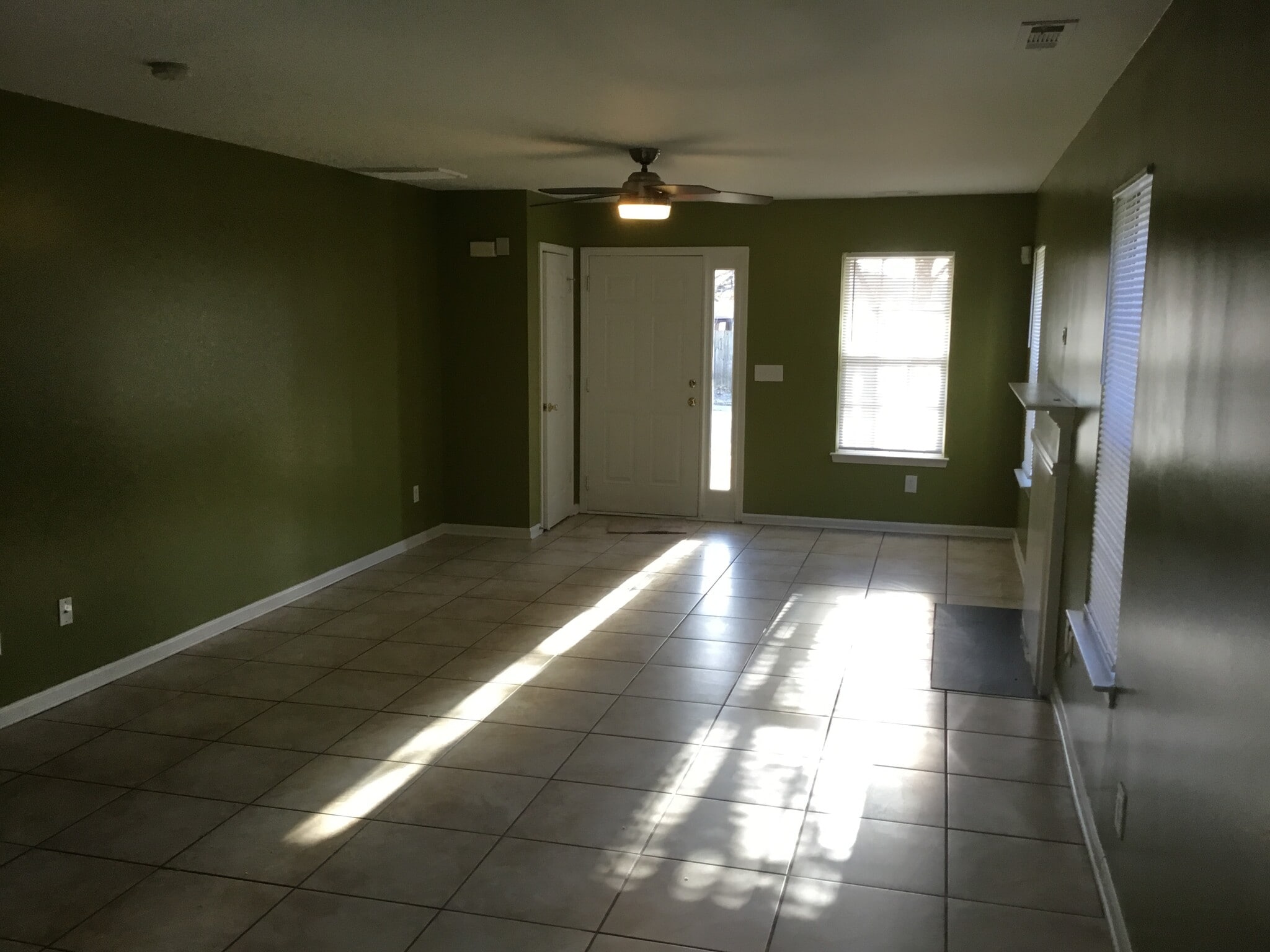 Building Photo - 2435 Sunset Oaks Dr