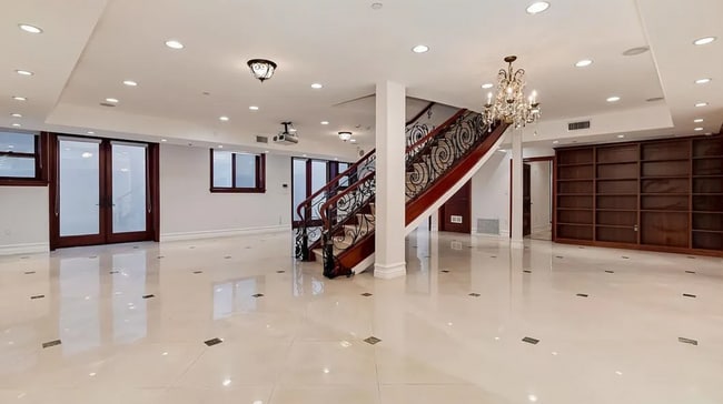 Building Photo - 332 S Almont Dr