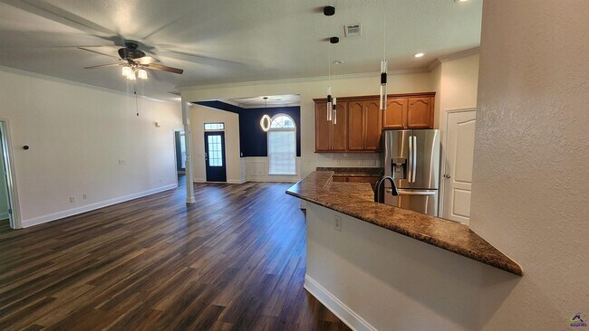 Building Photo - 502 Woods Edge Way