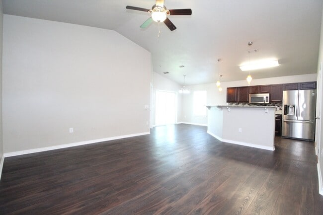 Building Photo - Coming 10/17 – 3BR/2BA with Fenced Yard in...