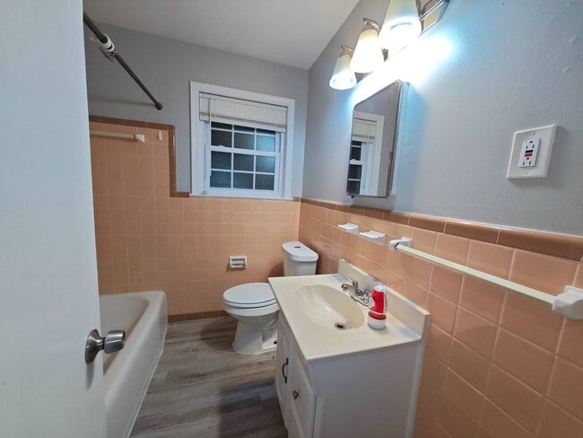 Building Photo - Very Nice Newly Renovated Home in Parkway ...