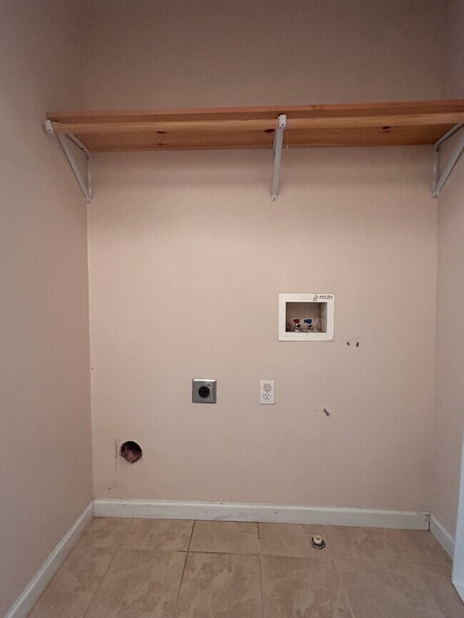 Building Photo - 2 Bedroom Apartment in Piedmont!