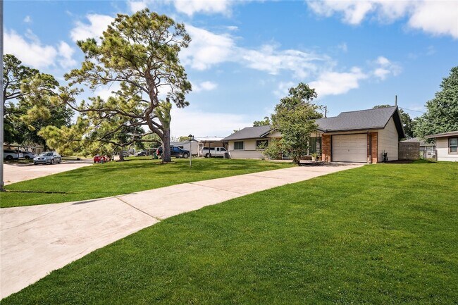 Building Photo - 5831 Burr Oak Dr
