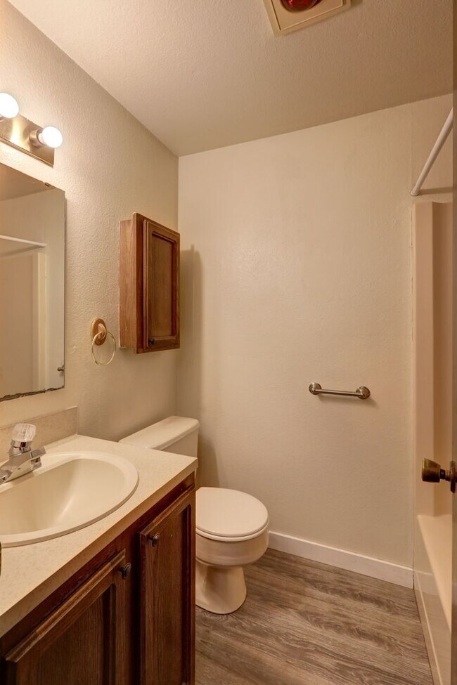 Building Photo - $500 Visa Card Plus 1 Month Free!! Nice Corner Unit Studio Apartment, Great Location!