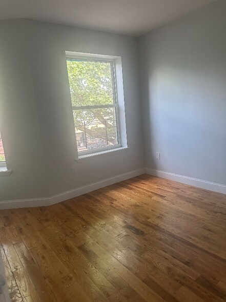 Building Photo - 1409 St Lawrence Ave