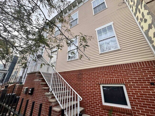 Building Photo - 225 Halladay St