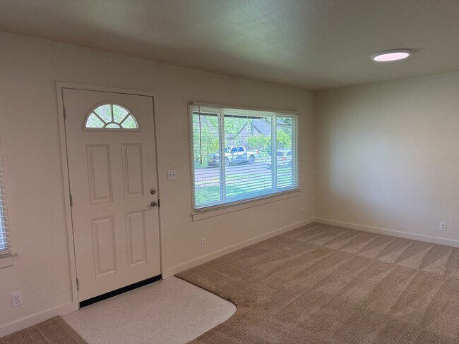 Building Photo - Updated 2 bedroom 1 bathroom house in Eugene!