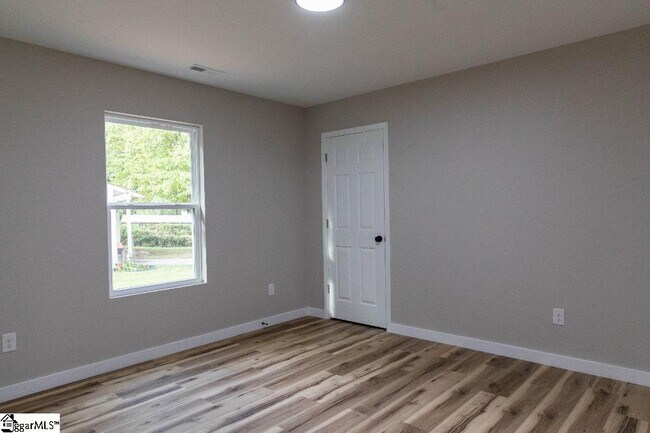 Building Photo - 405 E Hampton Ave