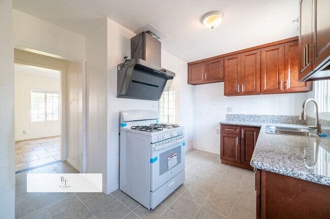 Building Photo - Prime Location Apartment with Remodeled Ki...