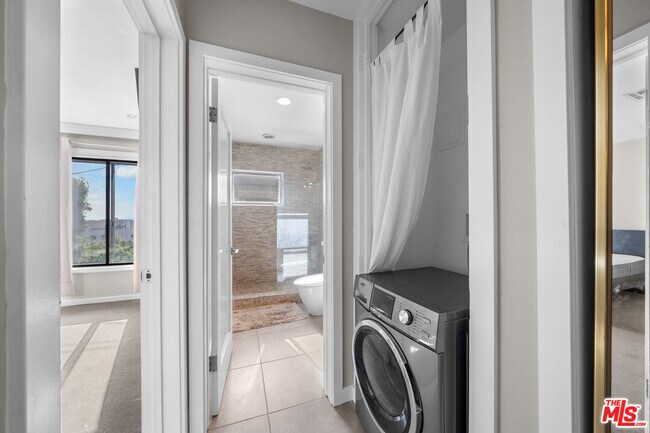 Building Photo - 1145 Larrabee St