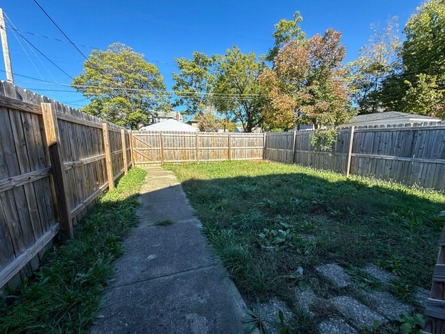 Building Photo - Elegant 3-Bedroom Home with Designer Finishes & Private Backyard!