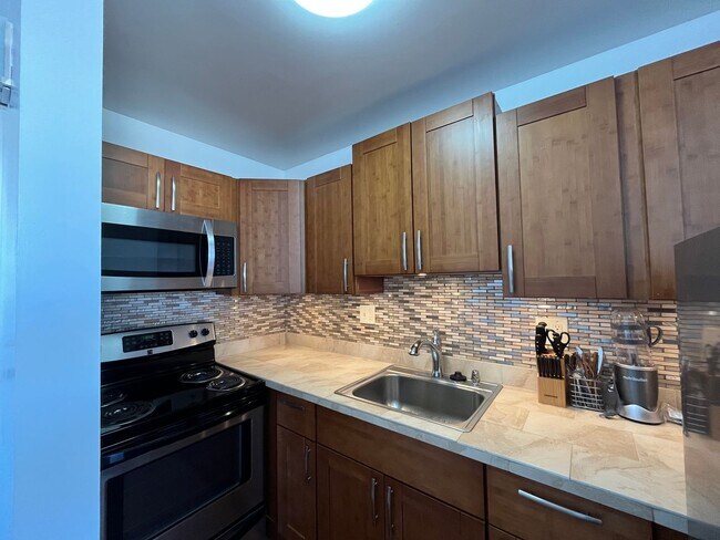 Building Photo - Makikilani Plaza Studio w/ 1 parking stall.  Avail 6/30/26