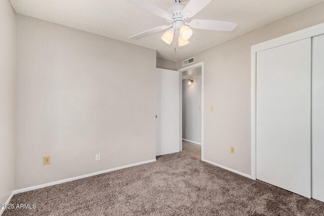 Building Photo - 5505 W Sunnyslope Ln