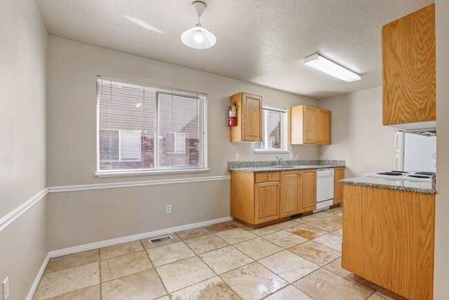 Building Photo - 2 Bed 1 Bath GROUND FLOOR Condo in Rexburg...