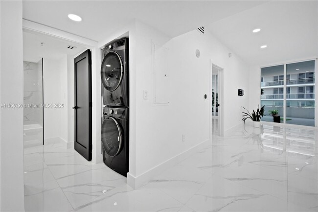 Building Photo - 1800 N Bayshore Dr