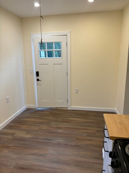 Building Photo - 1289 Smithtown Ave