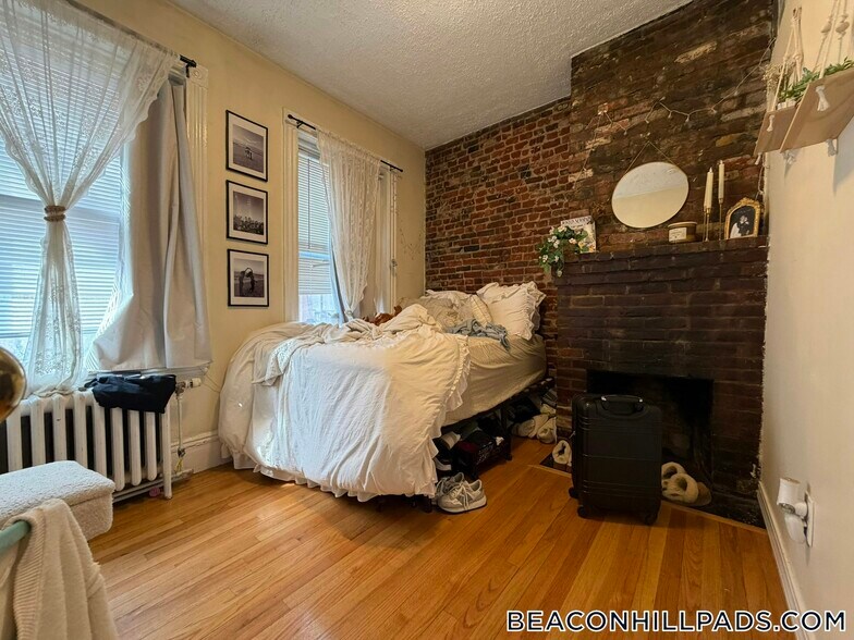 Building Photo - 40 Anderson St