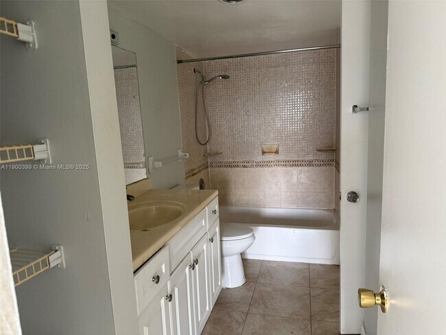 Building Photo - 4174 Inverrary Dr